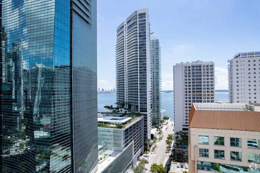 1300 Brickell Bay Dr, Miami, FL à louer - Photo principale – Image 2 sur 20