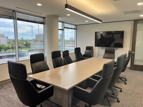 4888 Loop Central Dr, Houston, TX à louer Photo de l’immeuble– Image 1 sur 5