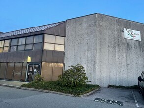 3777 Marine Way, Burnaby, BC à louer Photo de l’immeuble– Image 2 sur 16
