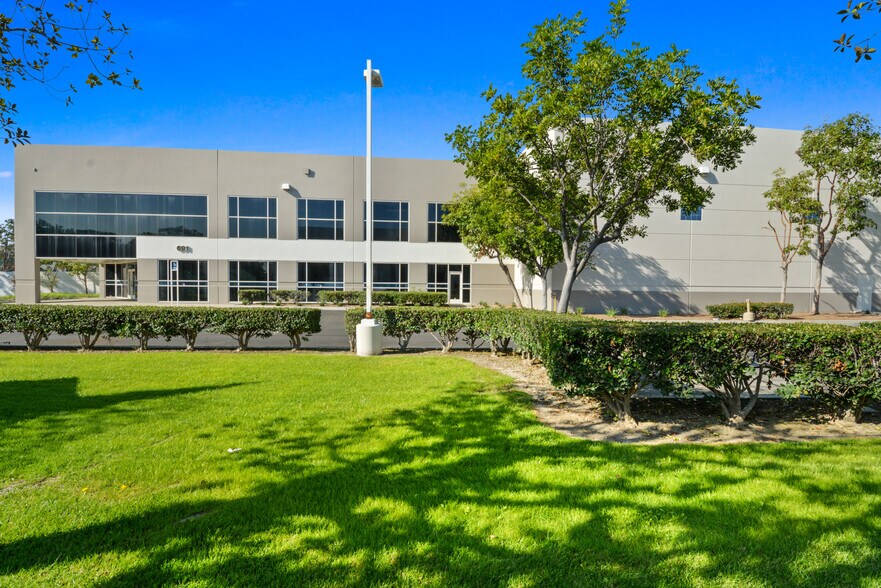 691-701 Burning Tree Rd, Fullerton, CA à louer - Photo de l’immeuble – Image 2 sur 3