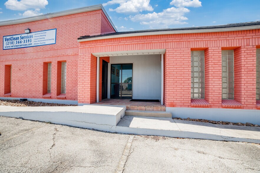 10835 Gulfdale St, San Antonio, TX à vendre - Photo de l’immeuble – Image 3 sur 30