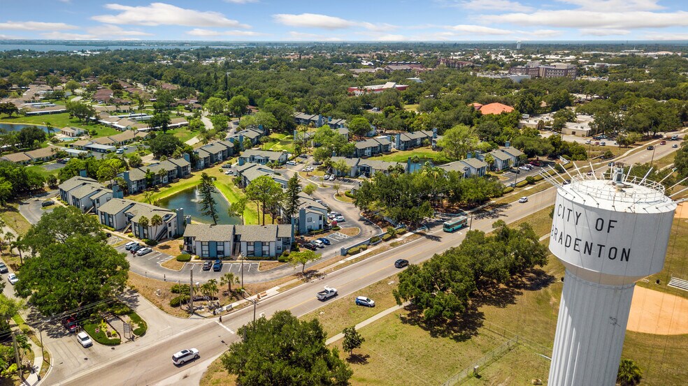 5933 28th Ave W, Bradenton, FL à vendre - Photo de l’immeuble – Image 3 sur 24