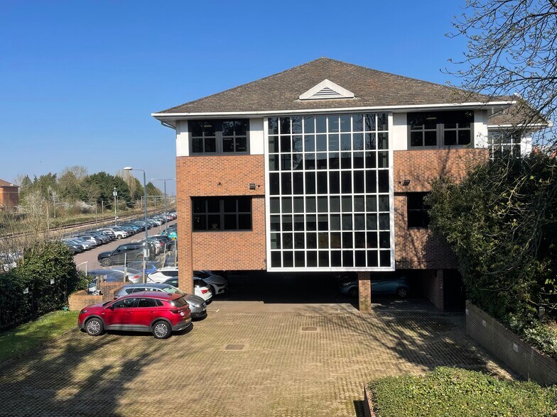 Theobald St, Borehamwood à louer - Photo de l’immeuble – Image 3 sur 9