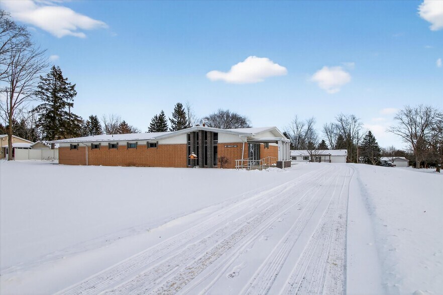 820 N Pine River St, Ithaca, MI à vendre - Photo de l’immeuble – Image 3 sur 69