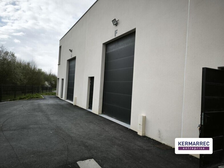 Local d’activités dans Noyal-Châtillon-sur-Seiche à louer - Photo de l’immeuble – Image 3 sur 5