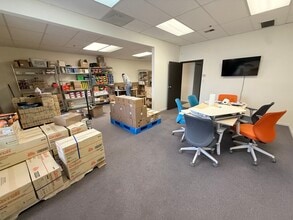 537 N Wolf Rd, Wheeling, IL à louer Photo intérieure– Image 2 sur 10