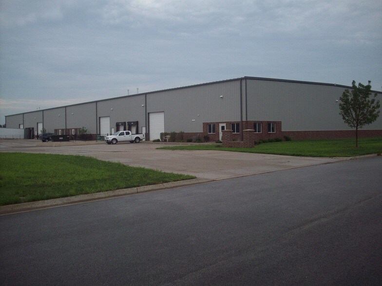 405 Comanche Cir, Harvard, IL à louer - Photo de l’immeuble – Image 2 sur 4