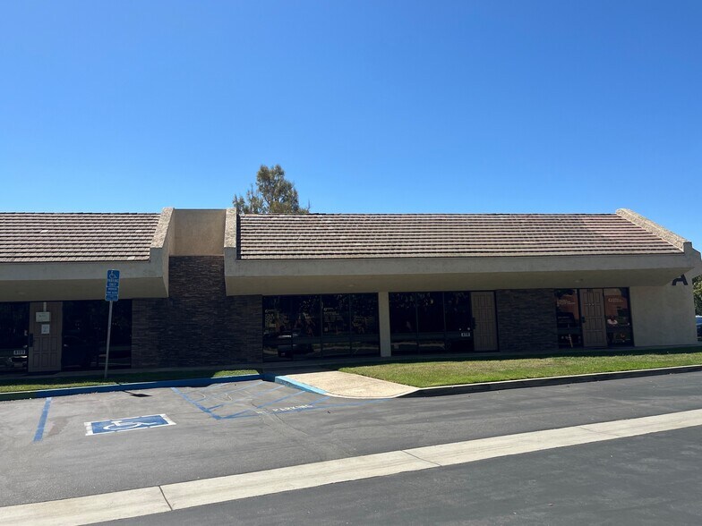 2460 N Ponderosa Dr, Camarillo, CA à vendre - Photo de l’immeuble – Image 2 sur 5