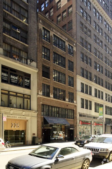 221-223 W 37th St, New York, NY à louer - Photo de l’immeuble – Image 2 sur 3
