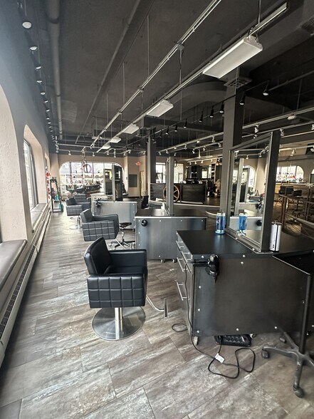 515-525 S Washington Ave, Royal Oak, MI à louer - Photo de l’immeuble – Image 2 sur 3