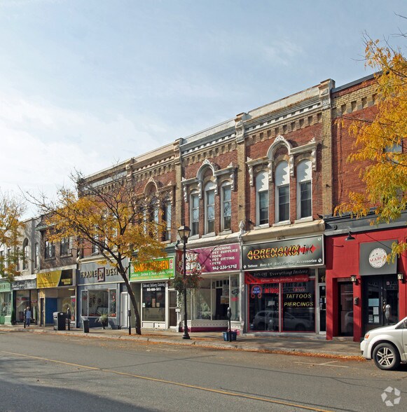 106-116 Brock St S, Whitby, ON à louer - Photo de l’immeuble – Image 2 sur 2
