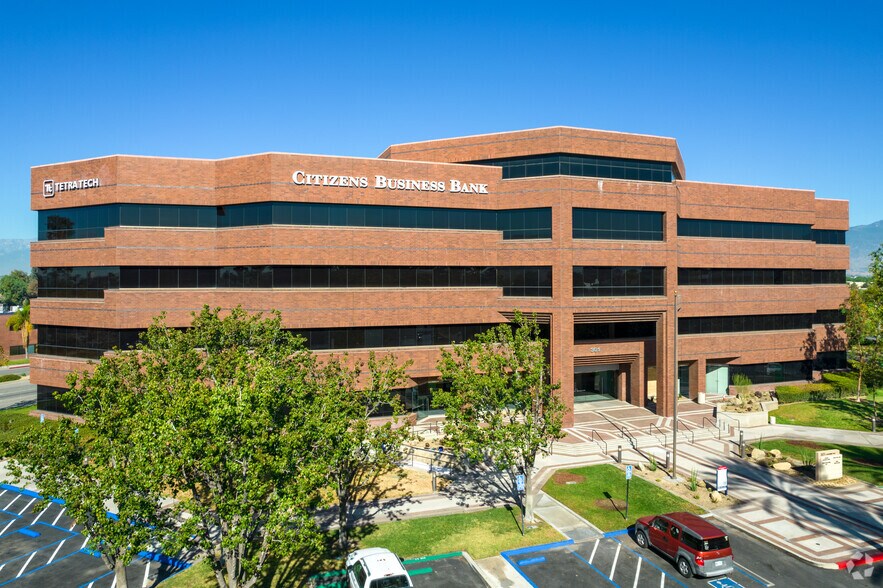 301 E Vanderbilt Way, San Bernardino, CA à louer - Photo principale – Image 1 sur 27