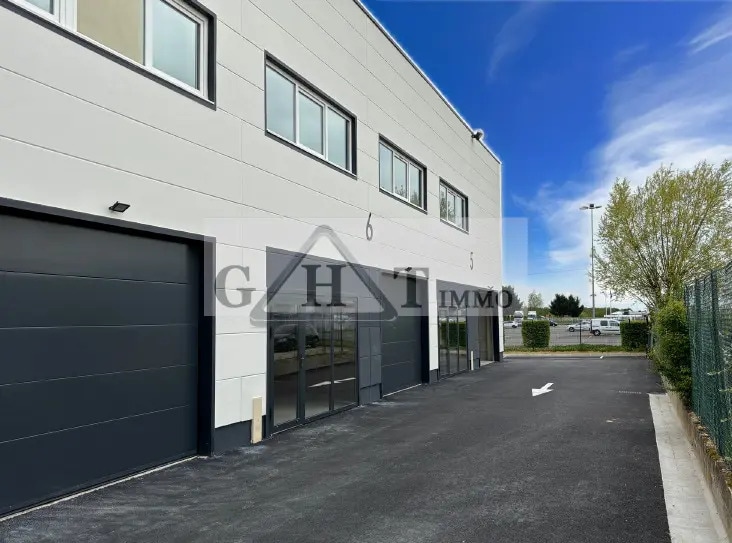 Industriel/Logistique dans Fontenay-Trésigny à vendre Photo de l’immeuble– Image 1 sur 5