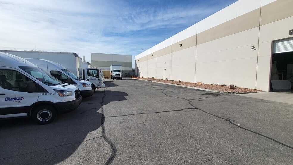 3326 Ponderosa Way, Las Vegas, NV à louer - Photo de l’immeuble – Image 3 sur 35