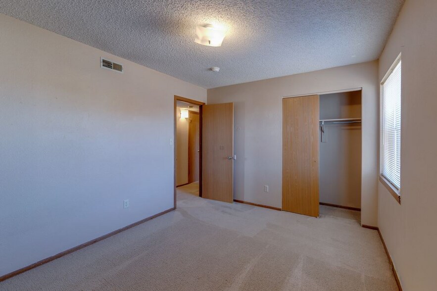 700 Janet St, Clearwater, KS à vendre - Photo de l’immeuble – Image 3 sur 6
