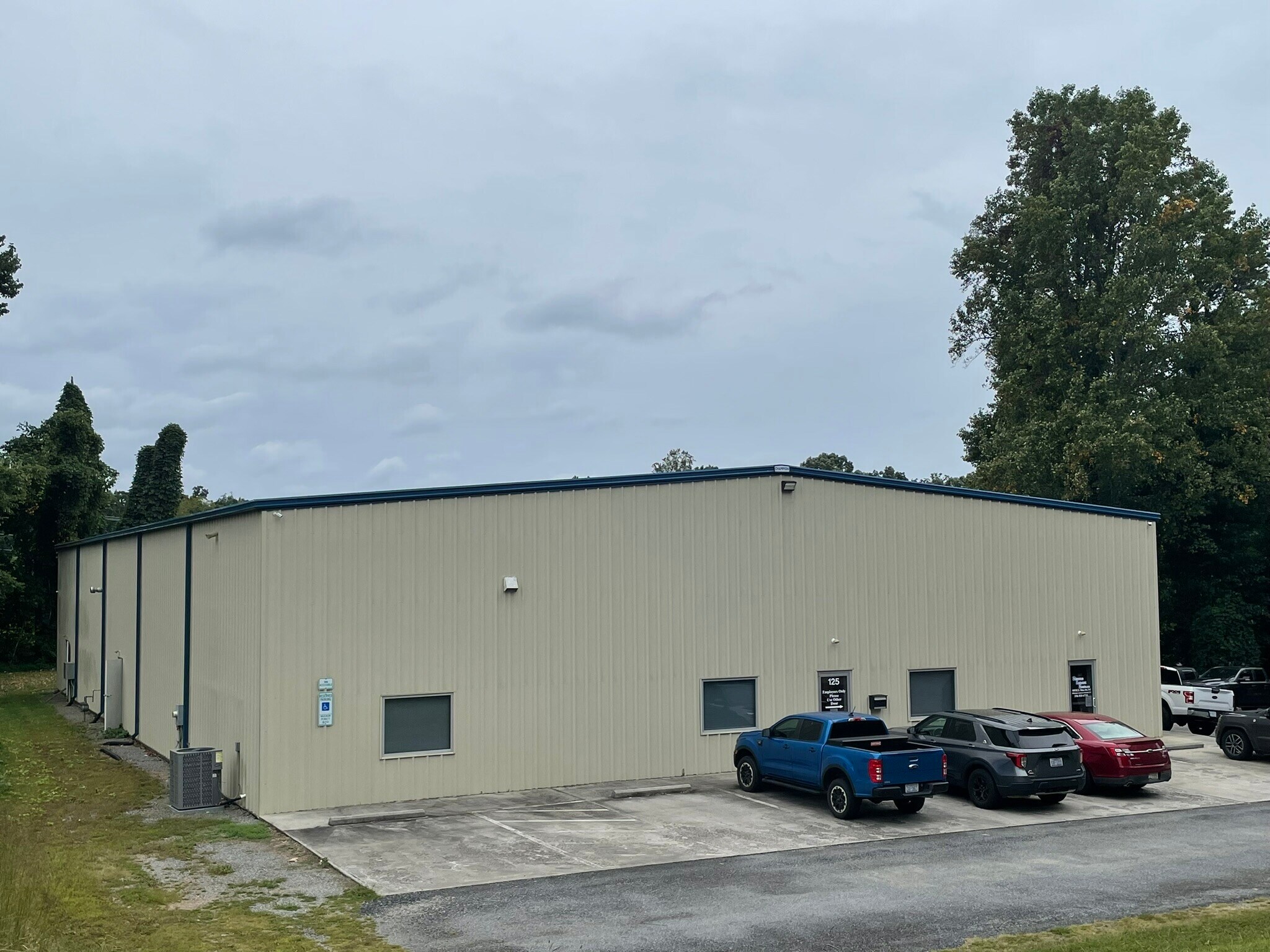 125 W Robin Rd, Elkin, NC à louer Photo principale– Image 1 sur 9