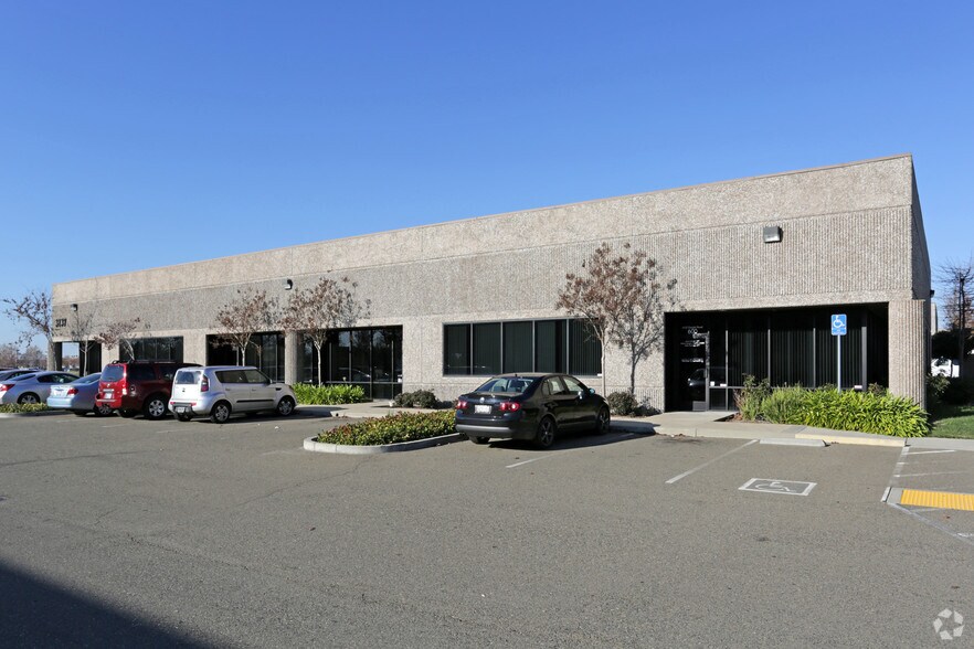 3137 Dwight Rd, Elk Grove, CA à louer - Photo de l’immeuble – Image 2 sur 8