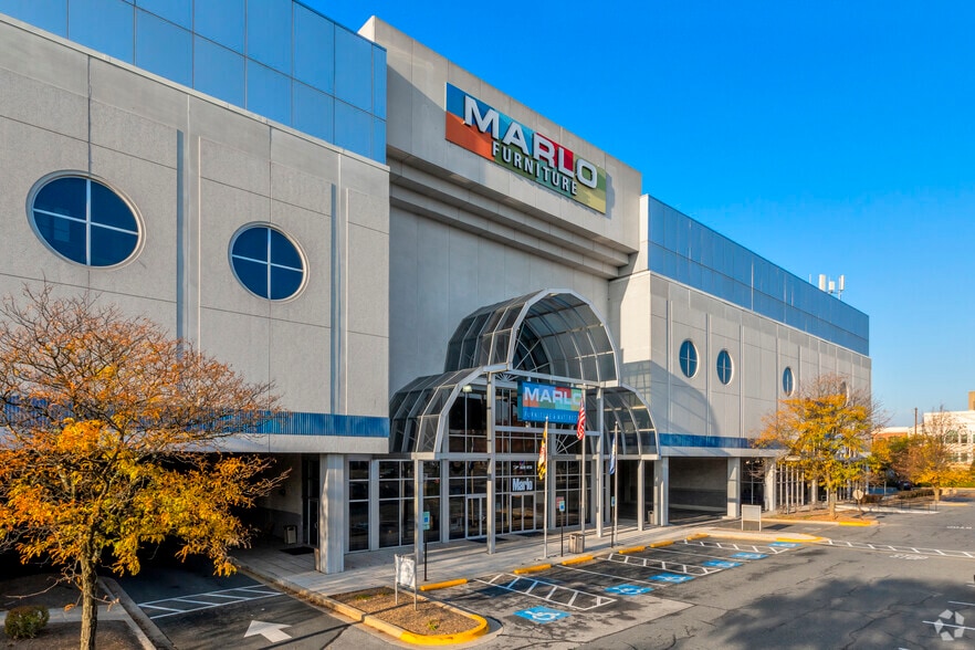 725 Rockville Pike, Rockville, MD à louer - Photo de l’immeuble – Image 2 sur 6