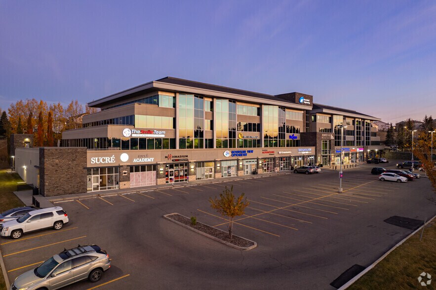 600 Crowfoot Cres NW, Calgary, AB à louer - Photo de l’immeuble – Image 1 sur 18