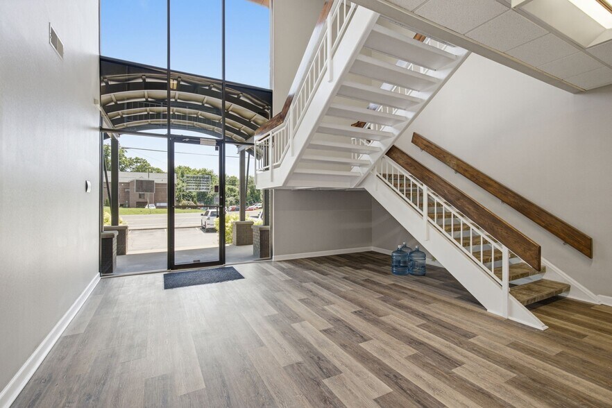 176 Thompson Ln, Nashville, TN à vendre - Photo de l’immeuble – Image 3 sur 15