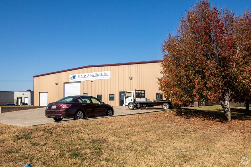 1821 Commerce Dr, Tonganoxie, KS à vendre - Photo de l’immeuble – Image 2 sur 8