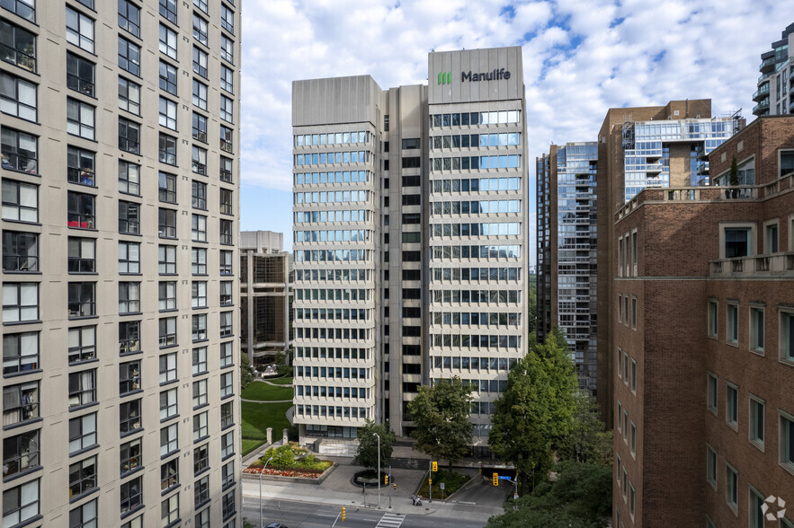 250 Bloor St E, Toronto, ON à louer - Photo de l’immeuble – Image 2 sur 5