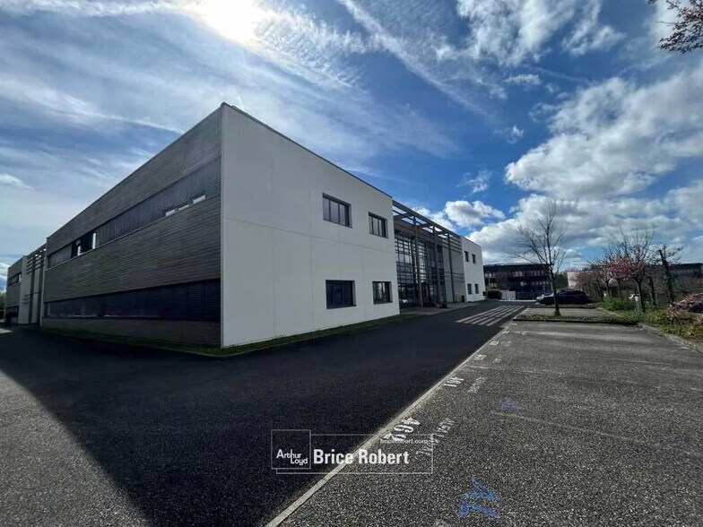 Bureau dans Saint-Priest à louer - Photo de l’immeuble – Image 1 sur 2