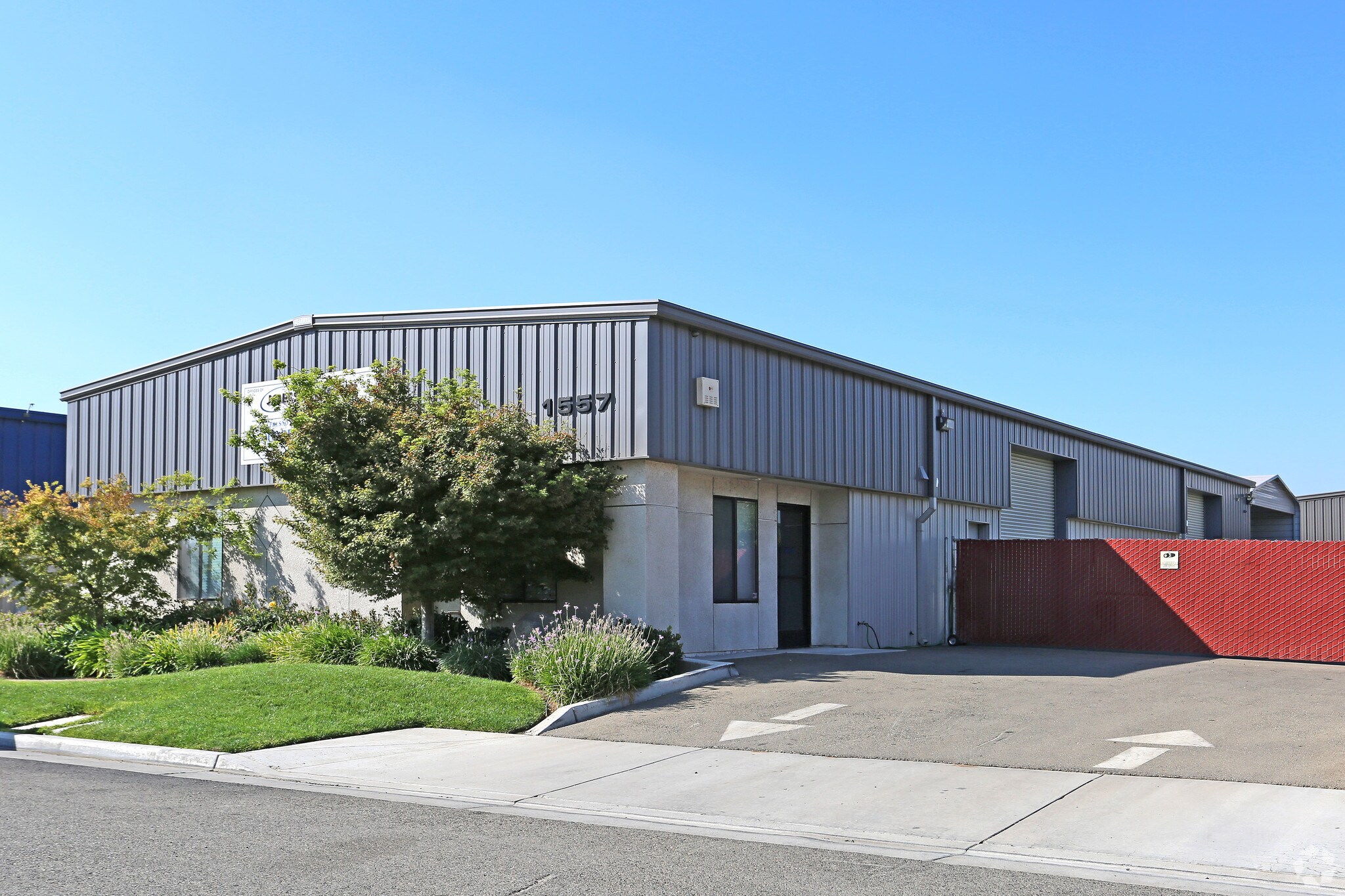 1557 N Sierra Vista Ave, Fresno, CA à louer Photo de l’immeuble– Image 1 sur 2