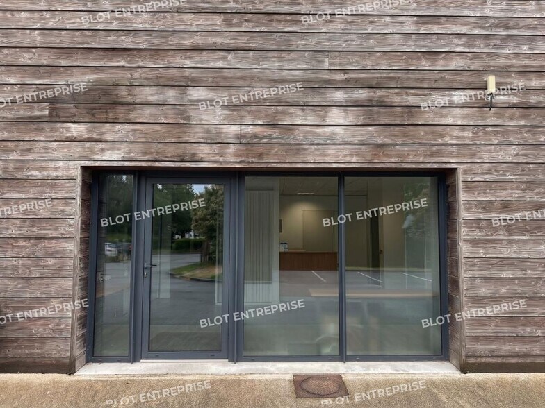 Bureau dans Plescop à louer - Photo de l’immeuble – Image 3 sur 5