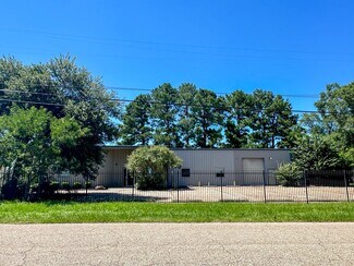 Plus de détails pour 602 W Semands St, Conroe, TX - Local d'activités à louer