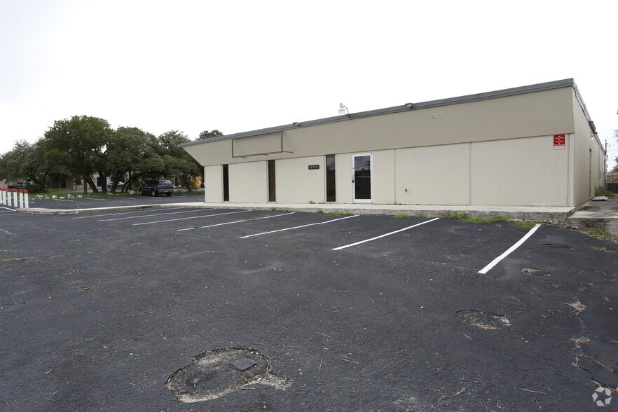 307 W Rhapsody Dr, San Antonio, TX à vendre - Photo de l’immeuble – Image 2 sur 13