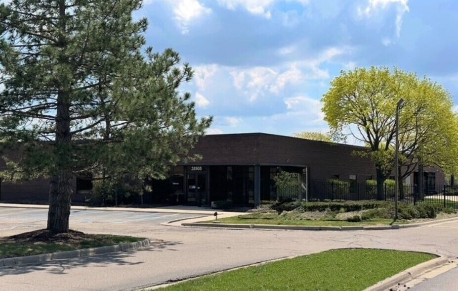 38905 6 Mile Rd, Livonia, MI à louer - Photo de l’immeuble – Image 2 sur 8