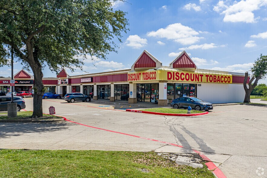 909 Gross Rd, Mesquite, TX à louer - Photo de l’immeuble – Image 3 sur 6