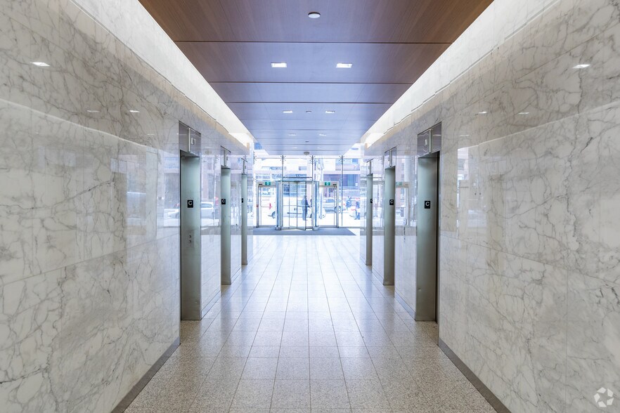 777 Bay St, Toronto, ON à louer - Photo de l’immeuble – Image 1 sur 2