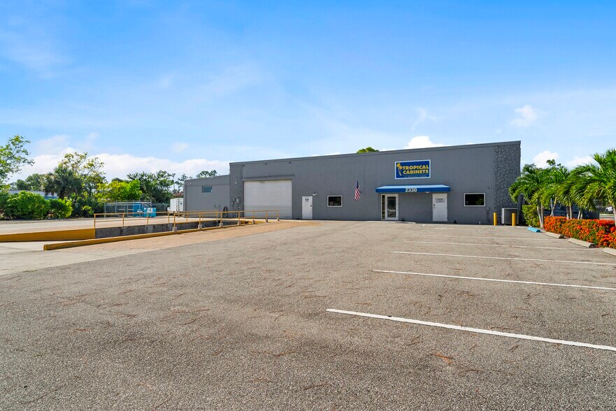 2330 Bruner Ln, Fort Myers, FL à vendre - Photo de l’immeuble – Image 2 sur 22