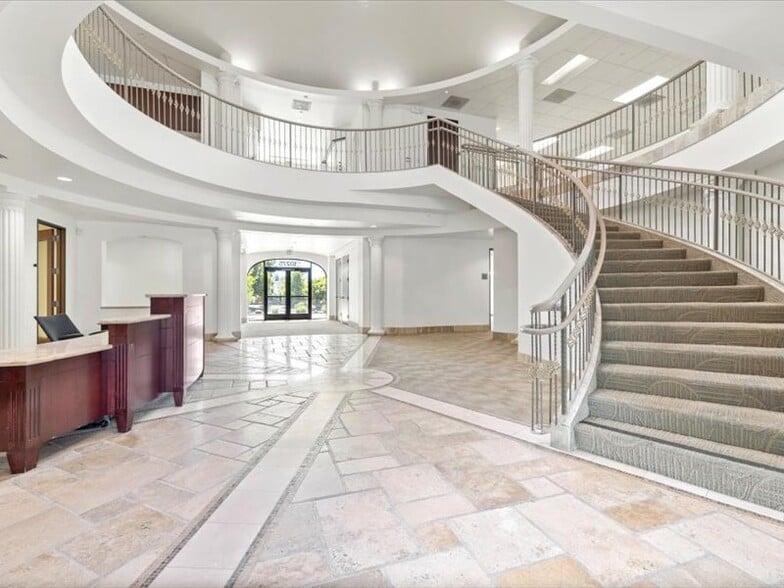 10275 N De Anza Blvd, Cupertino, CA à louer - Photo de l’immeuble – Image 3 sur 51
