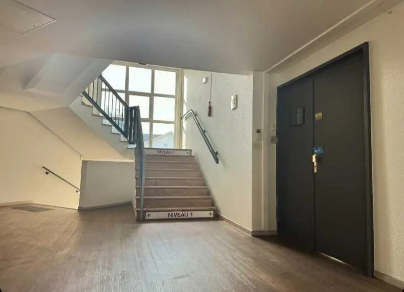 Bureau dans Villeurbanne à louer - Photo de l’immeuble – Image 2 sur 3
