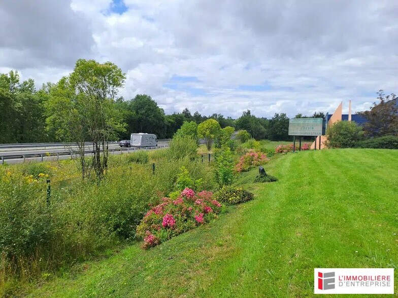 Local d’activités dans Crevin à louer - Photo de l’immeuble – Image 3 sur 10