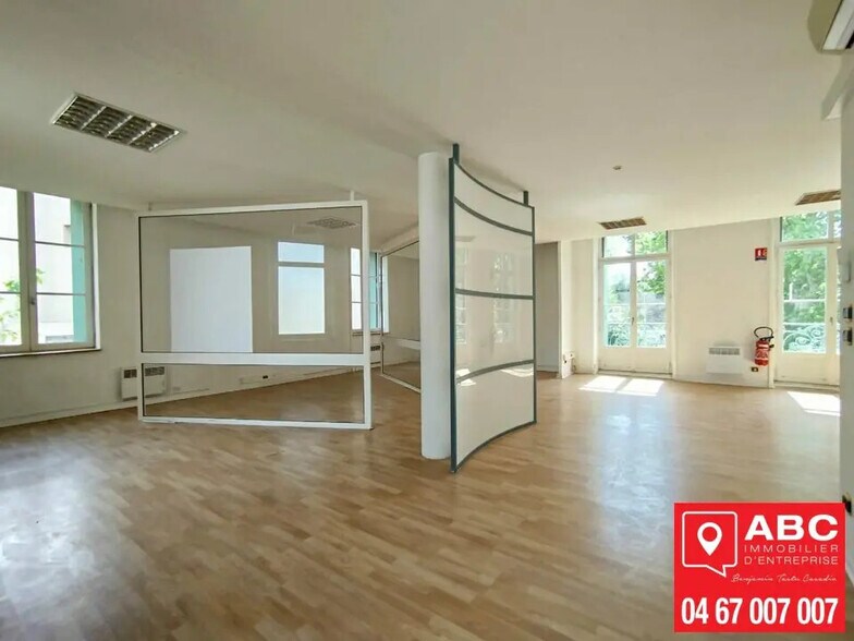 Bureau dans  à louer - Photo de l’immeuble – Image 1 sur 5