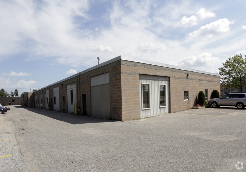 74 Cedar Pointe Dr, Barrie, ON à louer - Photo de l’immeuble – Image 2 sur 3