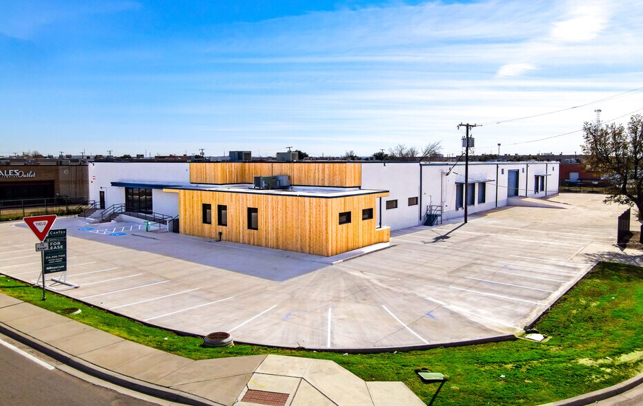 8811 John W Carpenter Fwy, Dallas, TX à louer - Photo principale – Image 1 sur 8