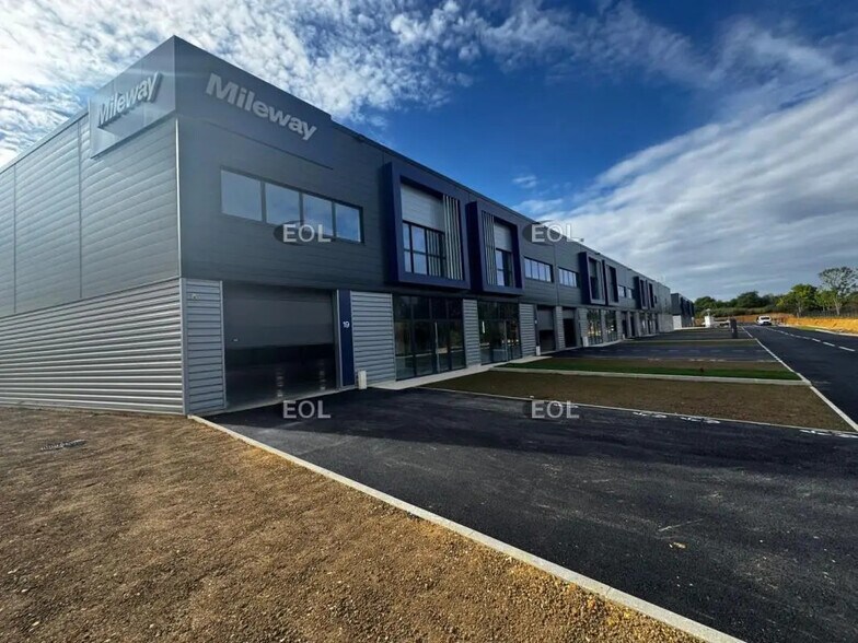 Local d’activités dans Villebon-sur-Yvette à louer - Photo de l’immeuble – Image 1 sur 8