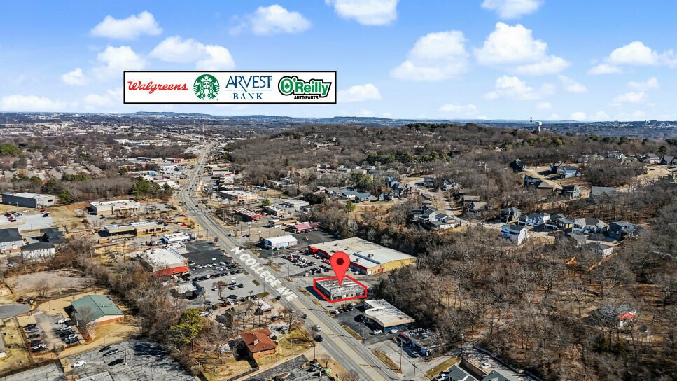 2242 N College Ave, Fayetteville, AR à louer - Photo de l’immeuble – Image 2 sur 9