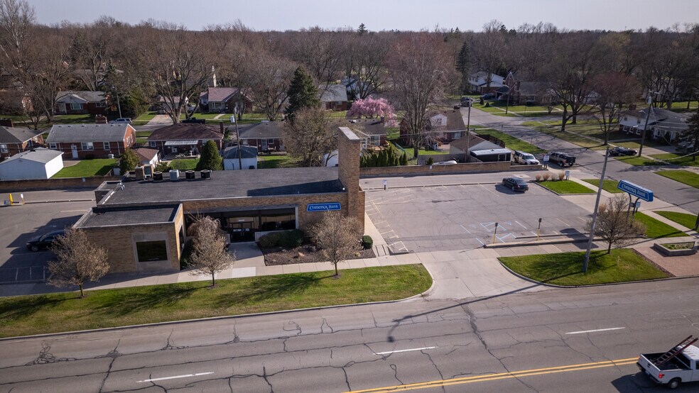 26095 5 Mile Rd, Redford Township, MI à louer - Photo de l’immeuble – Image 2 sur 3