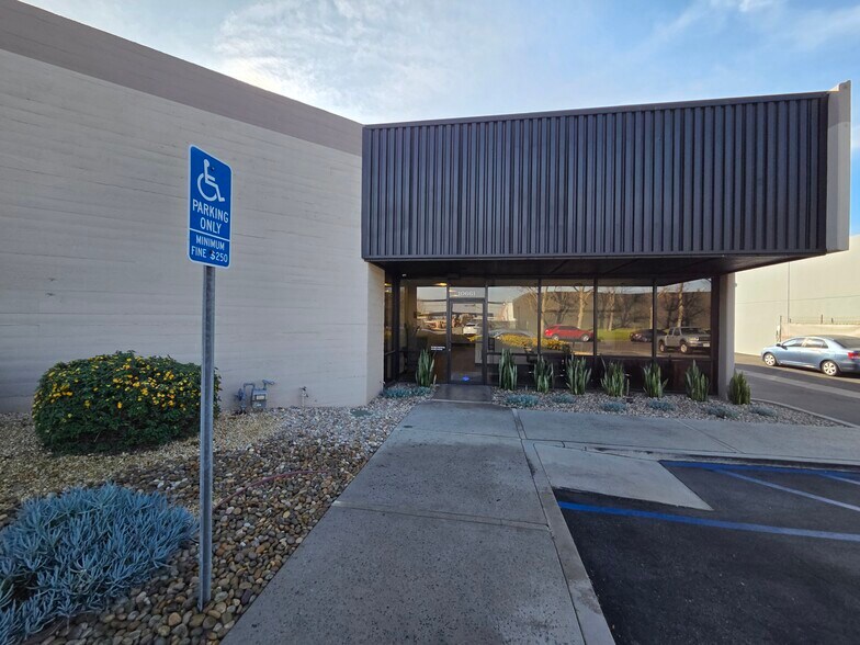 10661 Humbolt St, Los Alamitos, CA à louer - Photo de l’immeuble – Image 2 sur 6