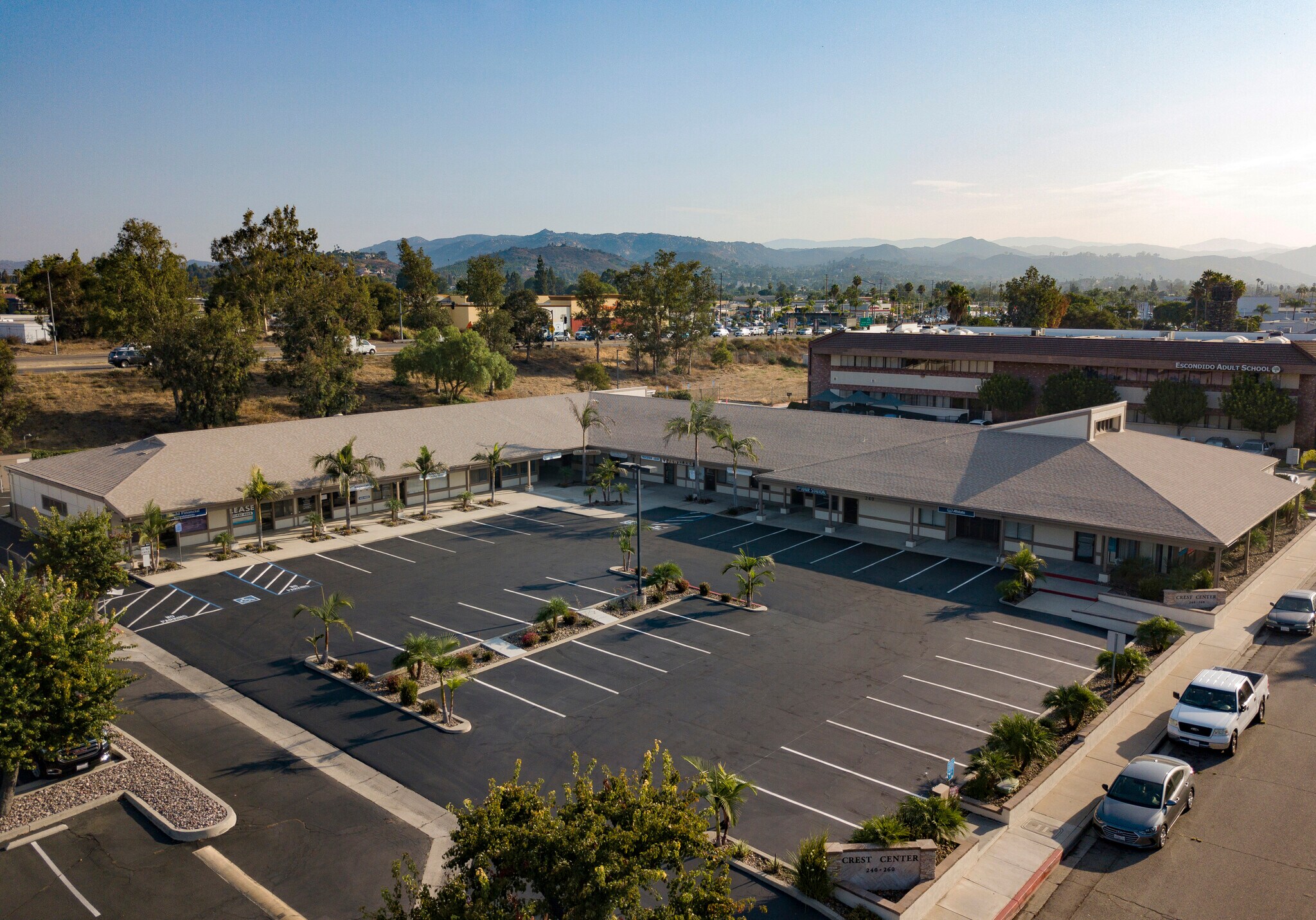 240-260 W Crest St, Escondido, CA à louer Aérien– Image 1 sur 8