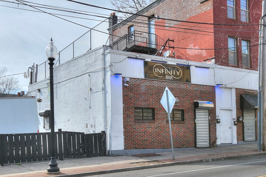 845 E Main St, Bridgeport, CT à vendre - Photo de l’immeuble – Image 3 sur 28