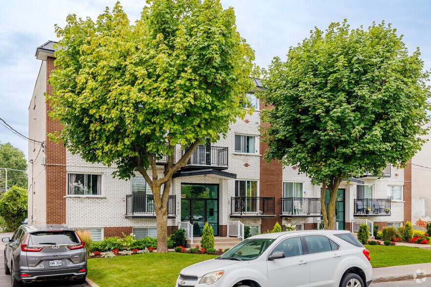 3165 Rue De Mont-Royal, Saint-hubert, QC à vendre - Photo de l’immeuble – Image 2 sur 3