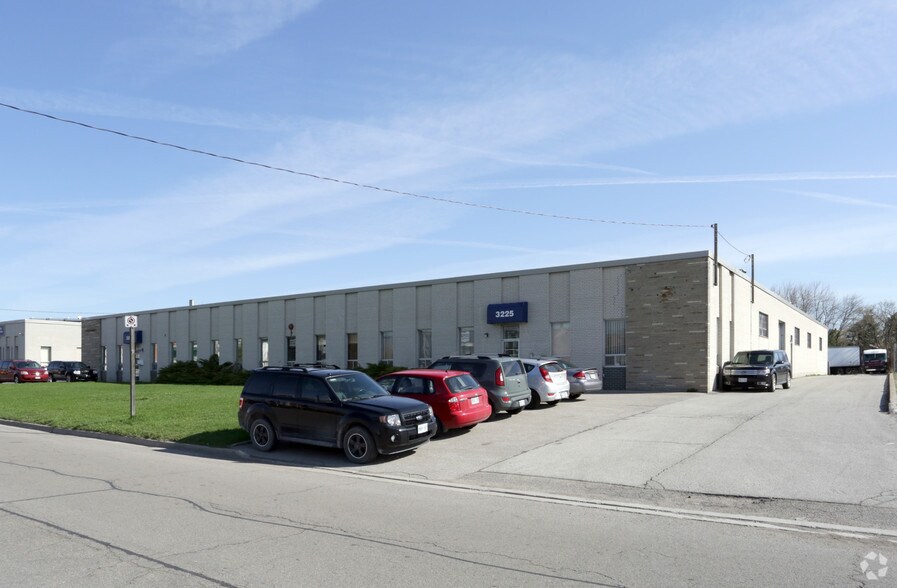 3225-3227 Lenworth Dr, Mississauga, ON à louer - Photo de l’immeuble – Image 2 sur 2