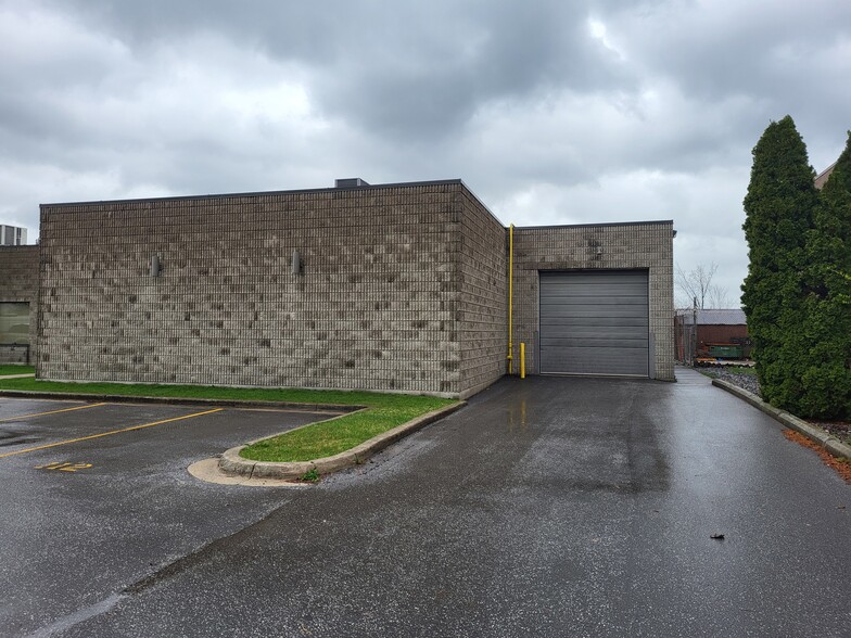 875 Foster Av, Windsor, ON à louer - Photo de l’immeuble – Image 2 sur 12